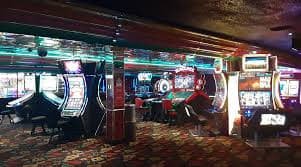 Blackjack တိုက်ရိုက်ဂိမ်း ဖဲချပ်များ ဖြင့် ကစားနေသောမြင်ကွင်း
